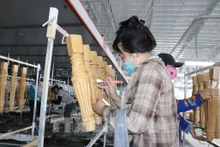 Sản xuất đồ gỗ xuất khẩu tại Công ty chế biến gỗ Triệu Phú Lộc (xã An Lập, huyện Bắc Tân Uyên, tỉnh Bình Dương.