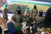 Lực lượng Hamas trao trả con tin Israel tại trại tị nạn al-Nuseirat, miền Trung Dải Gaza ngày 22/2/2025. (Ảnh: THX/TTXVN)