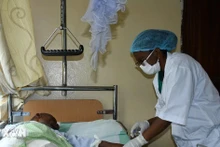 Nhân viên y tế điều trị cho bệnh nhân ở CHDC Congo. (Ảnh minh họa. THX/TTXVN)
