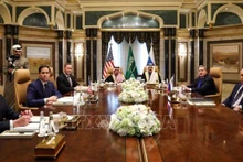 Ngoại trưởng Liên bang Nga Sergey Lavrov (phải) và Ngoại trưởng Mỹ Marco Rubio (thứ 2, trái) tại cuộc đàm phán ở Riyadh, Saudi Arabia, ngày 18/2/2025. (Ảnh: REUTERS/TTXVN)