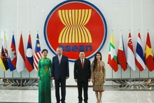 Tổng Bí thư Tô Lâm và Phu nhân cùng Tổng Thư ký ASEAN Kao Kim Hourn và Phu nhân tại Trụ sở Ban Thư ký ASEAN. (Ảnh: TTXVN)