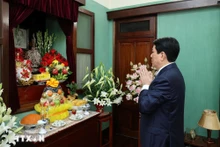 Chủ tịch nước Lương Cường dâng hương tưởng niệm Chủ tịch Hồ Chí Minh tại Nhà 67. (Ảnh: Lâm Khánh/TTXVN)