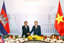 Chủ tịch Quốc hội Trần Thanh Mẫn hội kiến Chủ tịch Đảng Nhân dân Campuchia Hun Sen. (Ảnh: TTXVN)