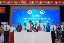 Ông Lê Văn Thinh, Giám đốc Sở Lao động-thương binh và xã hội Thành phố và ông Nguyễn Văn Hiếu, Giám đốc Sở Giáo dục và Đào tạo Thành phố ký kết quy chế phối hợp.