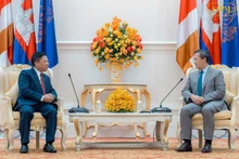 Đại sứ Việt Nam Nguyễn Huy Tăng đến chào Thủ tướng Vương quốc Campuchia Hun Manet. (Ảnh: Fresh News)