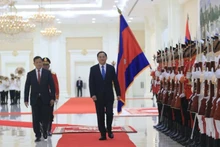 Lễ đón Thủ tướng Chính phủ nước Cộng hòa Dân chủ Nhân dân Lào Sonexay Siphandone và Phu nhân sang thăm chính thức Vương quốc Campuchia được tổ chức tại Cung Hòa bình ở Thủ đô Phnom Penh. (Ảnh: AKP)