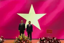 Hình ảnh quốc kỳ Việt Nam tạo ấn tượng mạnh mẽ đối với đại biểu tham dự lễ kỷ niệm.