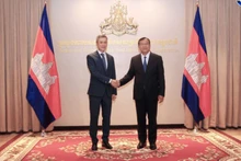 Đại sứ Nguyễn Minh Vũ (trái) chào xã giao Phó Thủ tướng, Bộ trưởng Ngoại giao và Hợp tác quốc tế Campuchia Prak Sokhonn. (Ảnh: AKP)
