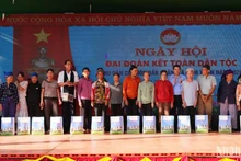 Ủy viên Trung ương Đảng, Phó Chủ tịch Quốc hội, Thượng tướng Trần Quang Phương tặng quà cho các hộ gia đình chính sách, hộ nghèo, cận nghèo tại Ngày hội Đại đoàn kết các dân tộc xã Nam Xuân, huyện Krông Nô, tỉnh Đắk Nông.