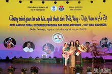 Phó Chủ tịch Ủy ban nhân dân tỉnh Đắk Nông Tôn Thị Ngọc Hạnh tặng hoa đại diện hai đoàn nghệ thuật biểu diễn tại chương trình. 