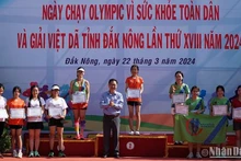 Ban tổ chức đã trao 7 bộ huy chương cho các cá nhân đạt thành tích cao trong Ngày chạy Olympic và Giải Việt dã tỉnh Đắk Nông lần thứ XVIII.