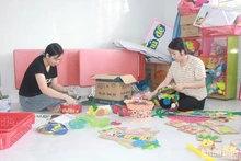 Giáo viên Trường mầm non Họa Mi, xã Đắk Nia, thành phố Gia Nghĩa hoàn tất công tác chuẩn bị dụng cụ hỗ trợ học tập, đồ chơi trực quan để đón học sinh trước thềm khai giảng năm học mới.