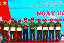 Tặng Kỷ niệm chương và khen thưởng tập thể, cá nhân xuất sắc trong phong trào toàn dân bảo vệ an ninh Tổ quốc.