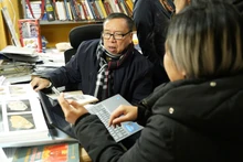 Phó giáo sư, Tiến sĩ Tống Trung Tín chia sẻ tài liệu về hình tượng rồng trong lịch sử nước ta. (Ảnh: HIẾU MINH)