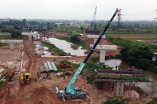 Thi công cầu vượt đường sắt trên tuyến Vành đai 4-Vùng Thủ đô. (Ảnh: DUY LINH)