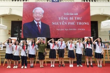 Giáo viên và học sinh lớp 8A2.1 Trường trung học cơ sở Ngô Sĩ Liên (quận Hoàn Kiếm, Hà Nội) tham quan Triển lãm.