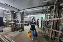 Người dân di dời khỏi chung cư mini ở phố Khương Đình do cột bê-tông bị nứt.