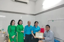 Lãnh đạo Công đoàn ngành giao thông vận tải Hà Nội và Tập đoàn Mai Linh thăm hỏi, tặng bằng khen cho lái xe Nguyễn Văn Trung vì dũng cảm cứu hai cháu nhỏ rơi xuống hồ nước.