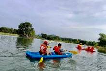 Khách du lịch chèo thuyền kayak tại điểm du lịch thôn Lòng Hồ, xã Kim Sơn, thị xã Sơn Tây, Hà Nội.