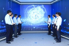 Các đại biểu thực hiện nghi thức khai trương Trung tâm Báo chí Thủ đô Hà Nội.