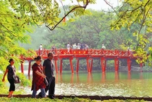 Khách du lịch nước ngoài tham quan hồ Hoàn Kiếm.