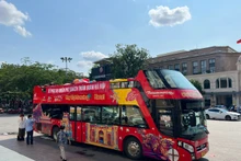 Xe buýt hai tầng phục vụ miễn phí người dân tham quan Thủ đô thu hút đông khách du lịch trong những ngày nghỉ lễ.