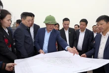 Bí thư Thành ủy Hà Nội Đinh Tiến Dũng cùng đoàn đi kiểm tra thực địa công tác giải phóng mặt bằng dự án đầu tư xây dựng đường Vành đai 4-Vùng Thủ đô Hà Nội tại huyện Thanh Oai. (Ảnh Duy Linh)