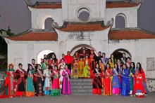 Các thí sinh, nghệ sĩ, người mẫu tham gia show diễn thời trang áo dài "Về miền di sản" tại khu di tích lịch sử Văn Miếu Sơn Tây.