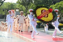 Vòng hoa của Đoàn mang dòng chữ “Đời đời nhớ ơn các Anh hùng liệt sĩ”. 