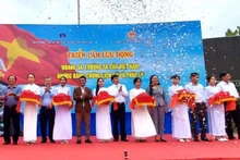 Lãnh đạo Sở Thông tin và Truyền thông tỉnh Đắk Lắk, Sở Văn hoá, Thể thao và Du lịch, Ủy ban nhân dân huyện Krông Bông cắt băng khai mạc Triển lãm.