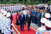 Chủ tịch nước Nguyễn Xuân Phúc đón Tổng Thư ký Liên hợp quốc Antonio Guterres.