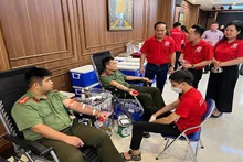 Cán bộ, chiến sĩ Công an tỉnh Tuyên Quang tham gia hiến máu tình nguyện.