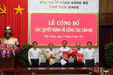 Trao quyết định cho các cán bộ.