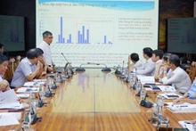 Đại diện nhóm nghiên cứu Trường đại học Thủy lợi báo cáo các giải pháp tăng khả năng thoát lũ.