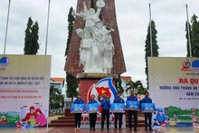 Trao dụng cụ và hỗ trợ kinh phí hoạt động cho 5 Đội thanh niên xung kích tham gia sơ cứu, ứng cứu nhanh tai nạn giao thông.