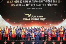 Các đồng chí Lãnh đạo Đảng, Nhà nước trao Giải thưởng “Sao Đỏ” tặng những doanh nhân trẻ xuất sắc, tiêu biểu năm 2019.