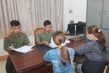Chị V.T.D cùng con gái làm việc với lực lượng Công an.