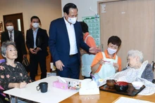 Bộ trưởng Đào Ngọc Dung cùng đoàn công tác tham quan 1 Viện dưỡng lão kiểu mẫu của Hiệp hội Chăm sóc sức khỏe Osaka.