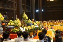 Quang cảnh dâng hương, tưởng niệm Quốc sư Nguyễn Minh Không.
