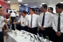 Cán bộ tỉnh Thanh Hóa tham quan, nghe giới thiệu về sản phẩm số.