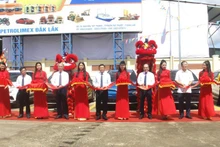 Các đại biểu cắt băng khánh thành và chính thức đưa vào hoạt động trạm sạc xe điện đầu tiên tại Tây Nguyên tại cửa hàng xăng dầu số 63 thuộc Công ty xăng dầu Nam Tây Nguyên phường Ea Tam, thành phố Buôn Ma Thuột, tỉnh Đắk Lắk.