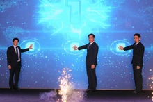 Các đại biểu ấn nút khởi động, đưa ứng dụng Cổng du lịch thông minh tỉnh Cao Bằng đi vào hoạt động.