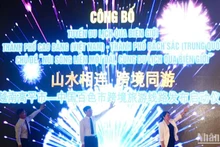 Các đại biểu khai trương tuyến du lịch "Núi sông liền một dải, cùng du lịch qua biên giới".