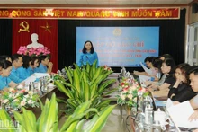 Lãnh đạo Liên đoàn Lao động tỉnh Cao Bằng cung cấp thông tin cho các cơ quan báo chí.