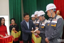 Phó Thủ tướng Lê Thành Long tặng quà Tết cho công nhân lao động.