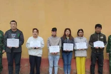 Các đối tượng mua bán người bị bắt giữ. (Ảnh Nông Văn Tuấn, Bộ đội Biên phòng Cao Bằng)