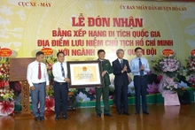 Lãnh đạo Cục Di sản văn hóa, Bộ Văn hóa-Thể thao và Du lịch trao Bằng xếp hạng di tích.