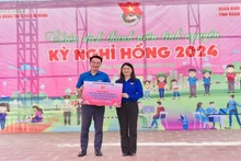 Đồng chí Nguyễn Tường Lâm, Bí thư Trung ương Đoàn, Phó Chủ nhiệm Thường trực Ủy ban quốc gia về Thanh niên Việt Nam trao tặng công trình, phần việc trị giá 6,5 tỷ đồng tại Chiến dịch tình nguyện Kỳ nghỉ hồng năm 2024.