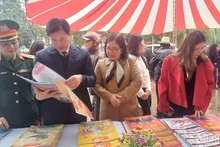 Đại biểu tỉnh Cao Bằng tham quan gian trưng bày báo Xuân.