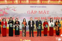 Lãnh đạo tỉnh Cao Bằng tặng quà văn nghệ sĩ, trí thức tiêu biểu.